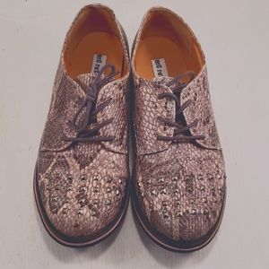 Snakeskin stud gray Oxfords